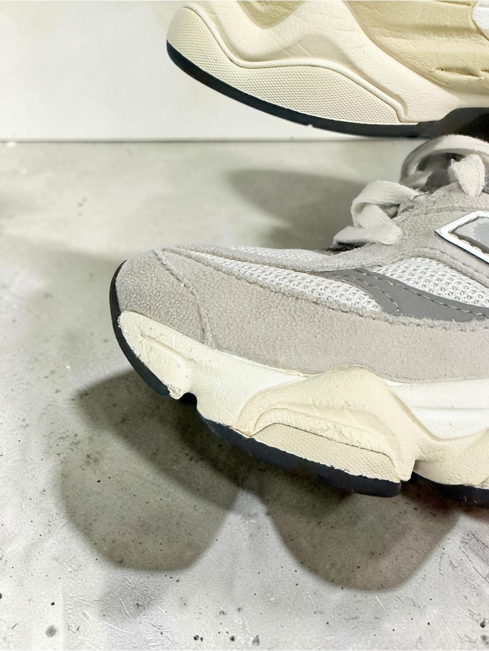 New Balance Chunky 9060 Sneakers in Gray, Cream & Red Accent Size Boys 1.5 - Picture 5 of 8